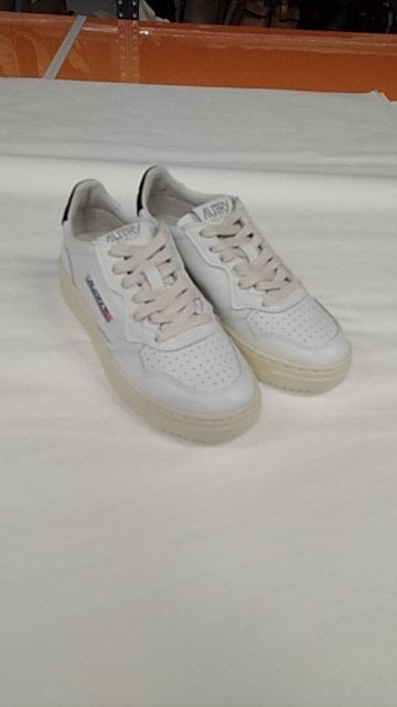 MEDALIST LOW LEATHER SNEAKERS
