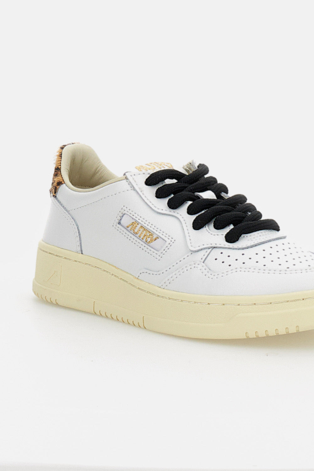 MEDALIST LOW LEATHER SNEAKERS