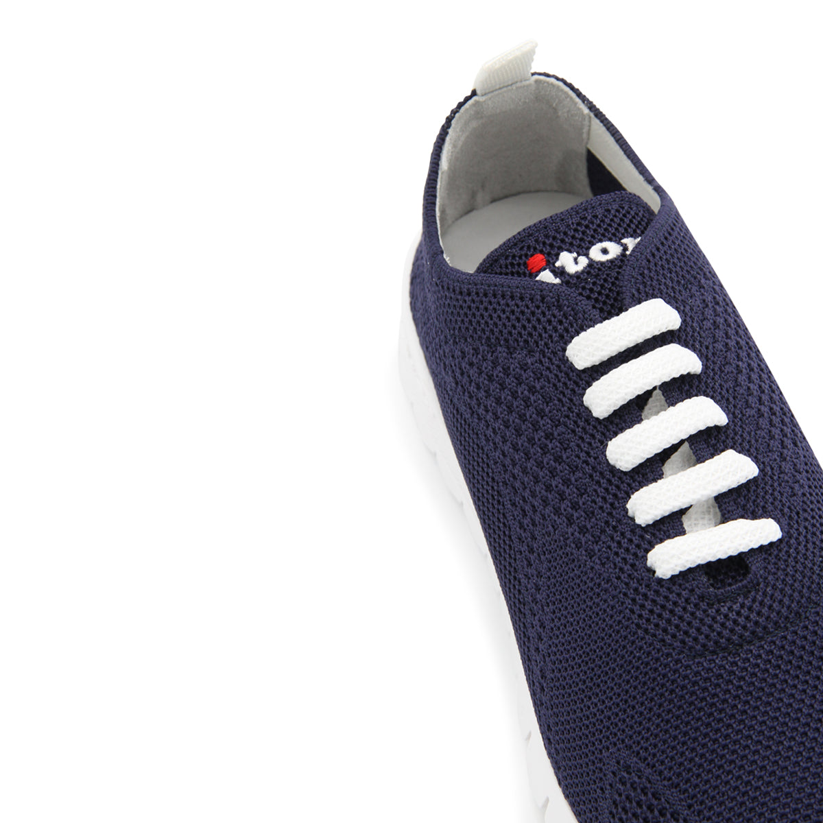 NAVY FITS SNEAKERS