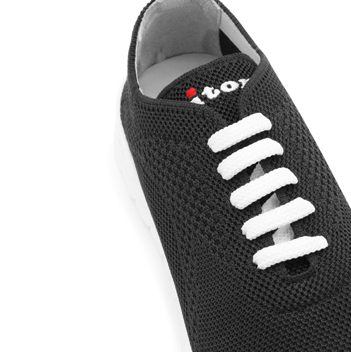 BLACK FITS SNEAKERS