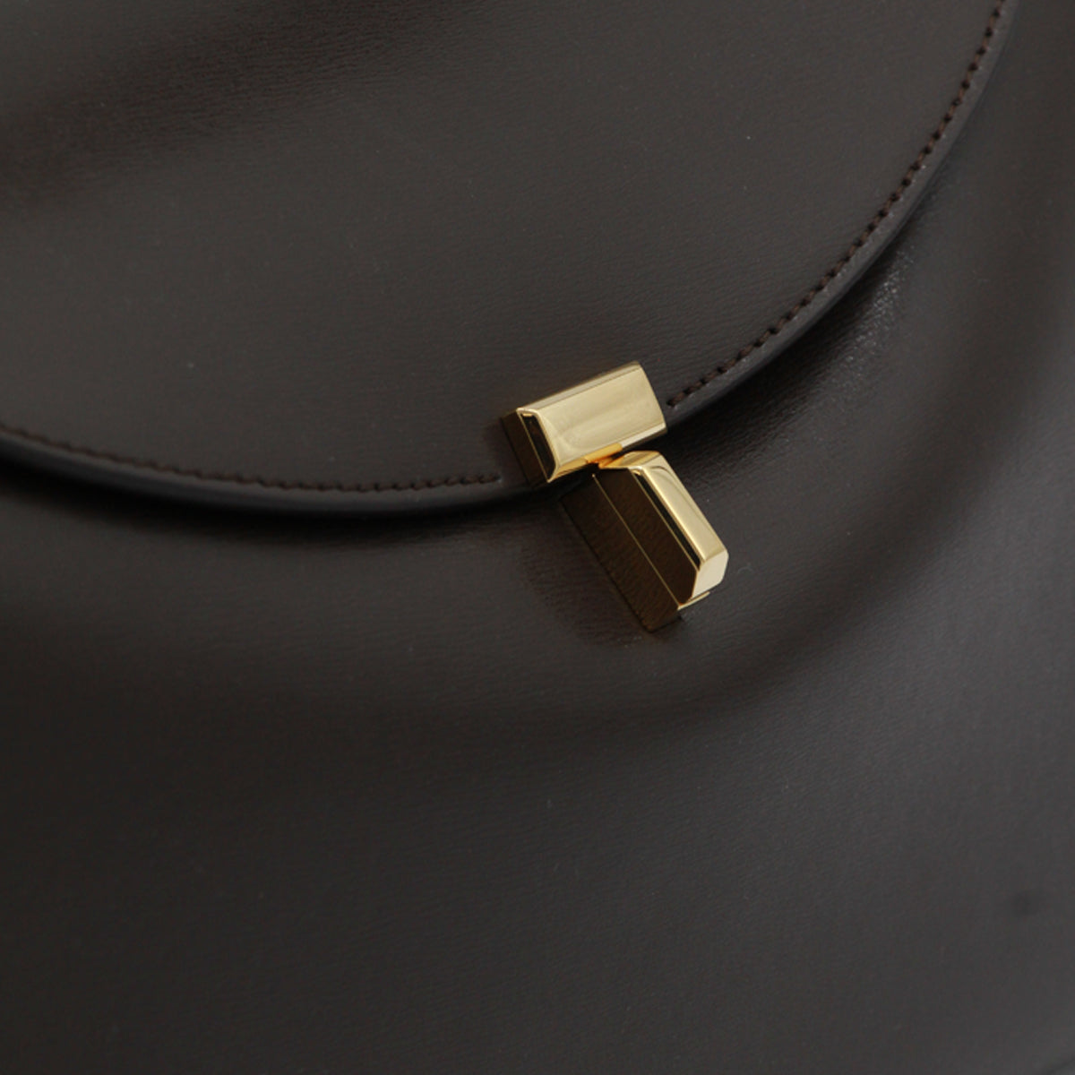 BLACK LEATHER T-LOCK TOP HANDLE BAG