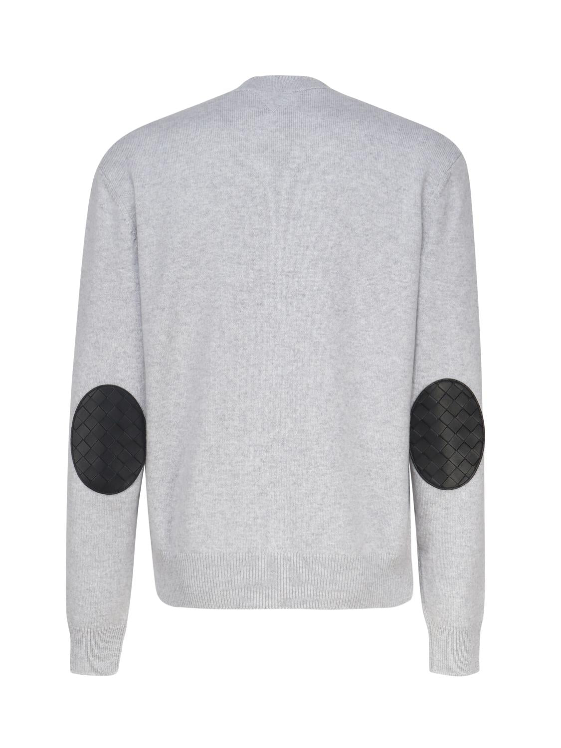 Maglia in cashmere con toppe in pelle intrecciata