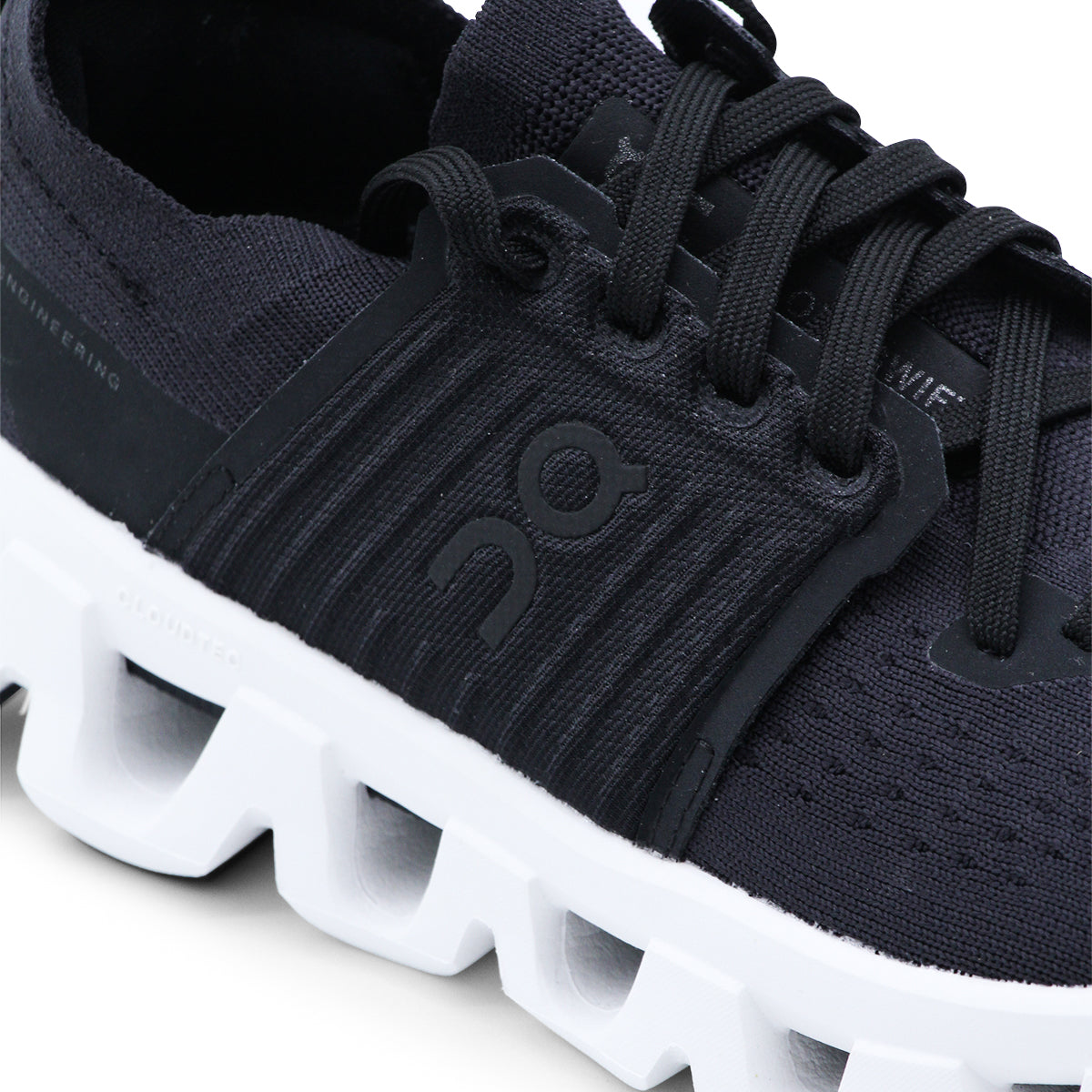 BLACK AND WHITE CLOUDSWIFT 4 SNEAKERS